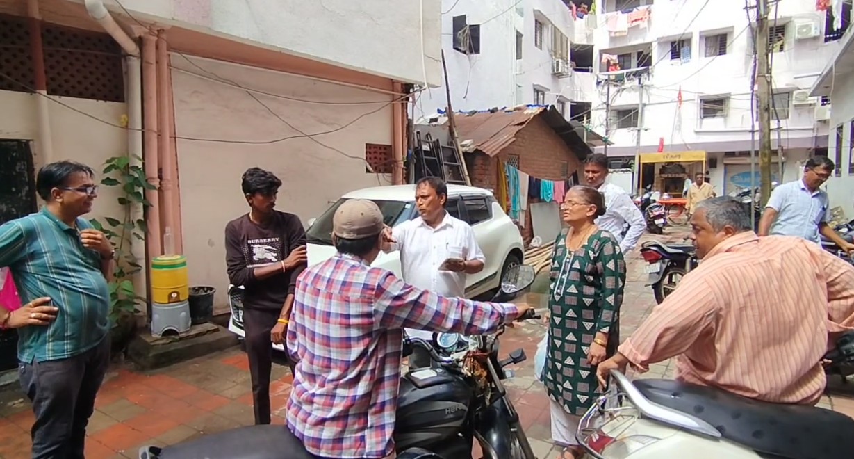 વોર્ડ નંબર 13માં આવેલ વિસ્તારમાં ડોર ટુ ડોર કચરાની ગાડી અનિયમિત આવતા વિસ્તારના લોકોનો હોબાળો 