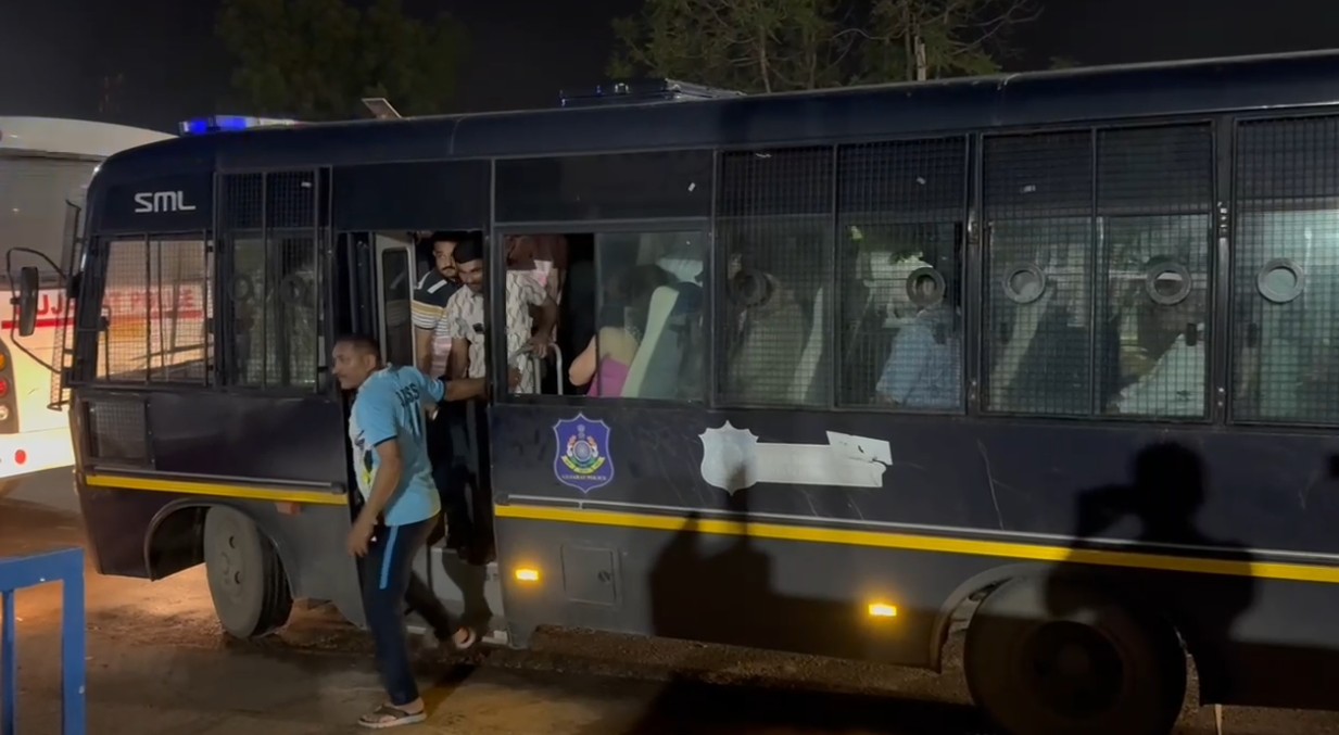 100 જેટલા યુવક-યુવતીઓે સાણંદમાં ગ્લેડ વન નામના એક રિસોર્ટમાં દારૂની પાર્ટી કરતા ઝડપાયા