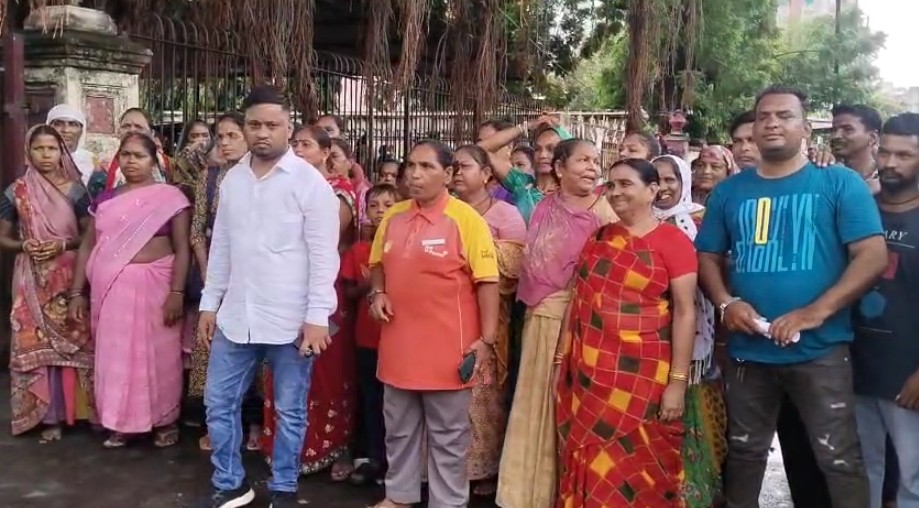 પીળાં વુડાના આવાસમાં કચરાની ગાડી ન આવતા સ્થાનિકોએ પાલિકા કચેરી ખાતે પહોંચી રજૂઆત કરી