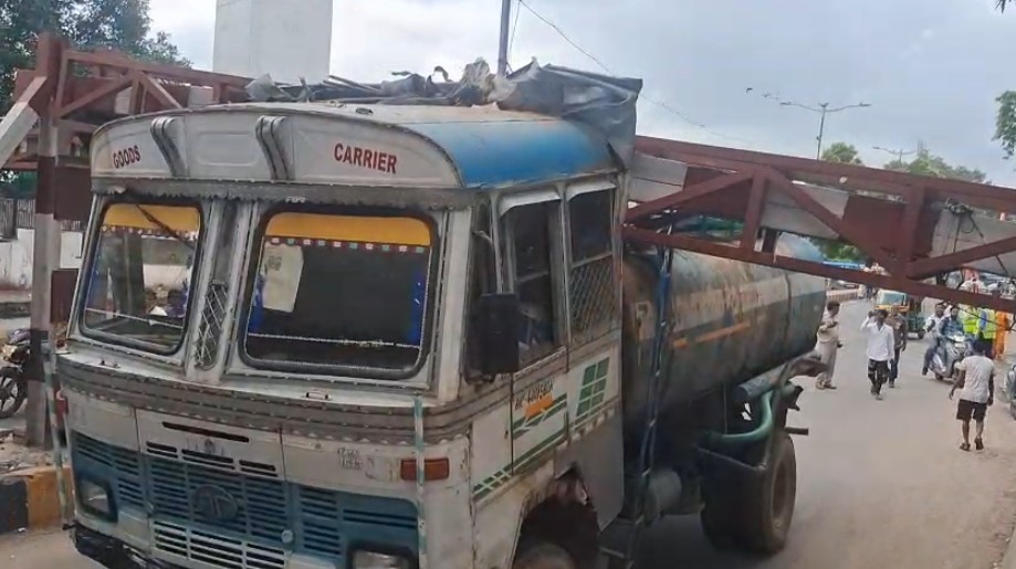 અલકાપુરી ગળનારા લોખંડની એંગલ પડી જતા ટેન્કર ફસાયું