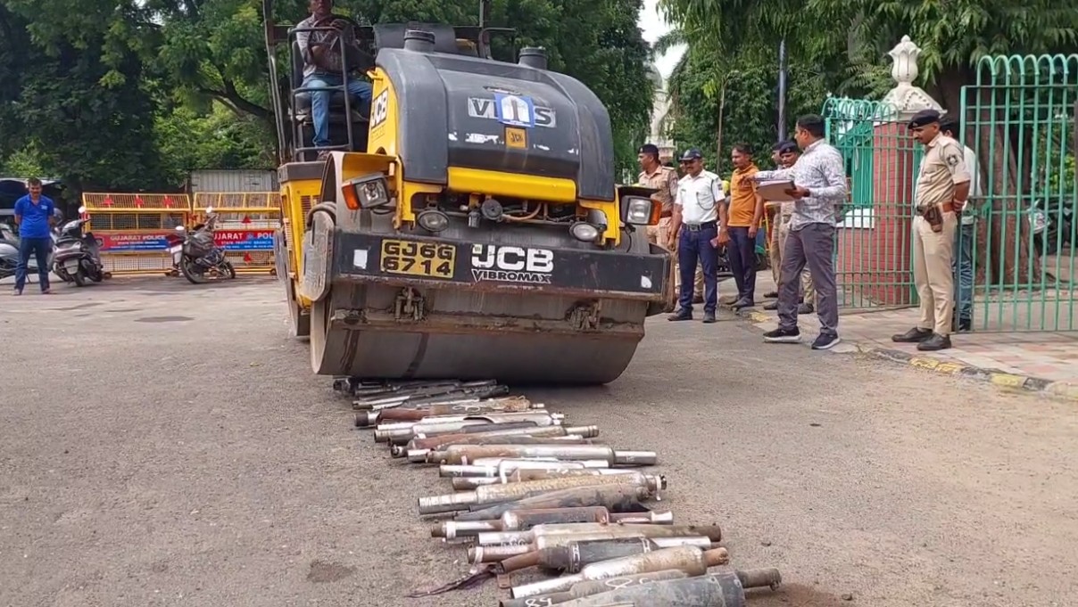 પશ્ચિમ ટ્રાફિક શાખા દ્વારા આજરોજ પકડાયેલ સાઇલેન્સરનો નાશ કરવામાં આવ્યો