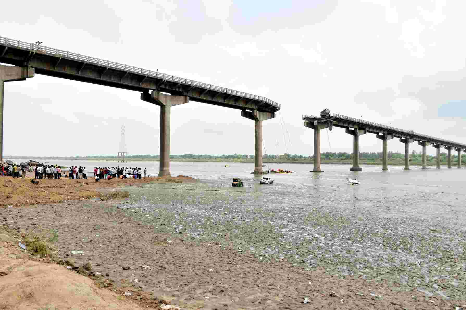 ગંભીરા બ્રિજ પર લટકી રહેલા ટેન્કરને કઇ રીતે બહાર કાઢવું..તંત્ર અસંમજસમાં