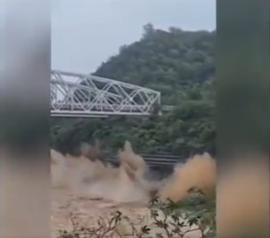 ટ્રેન રેલવે પુલ પરથી પસાર થઈ ત્યારે નીચે પુલનો પાયો પ્રવાહમાં તણાયો