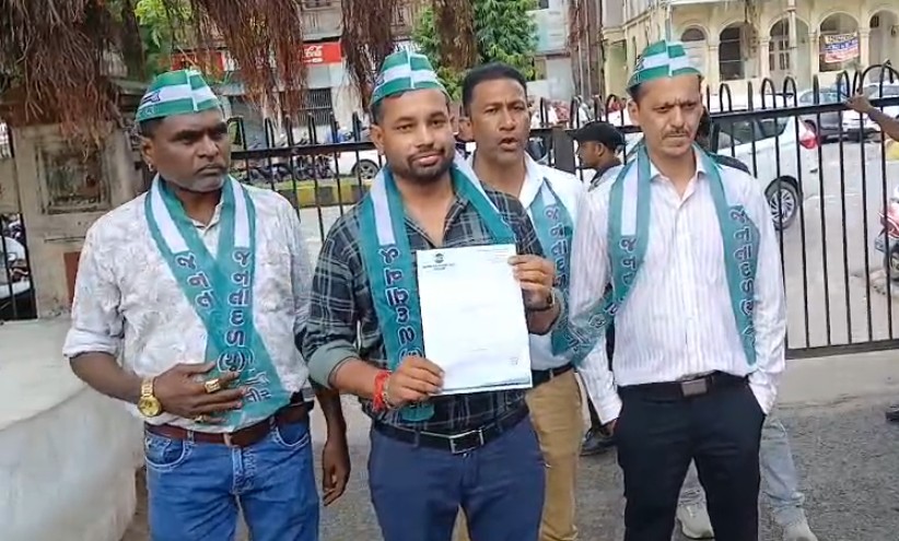 નોવિનો બેટરીથી લઈને બળિયાદેવ મંદિર સુધીમાં રોડ ઉપર કચરો અંબાર 