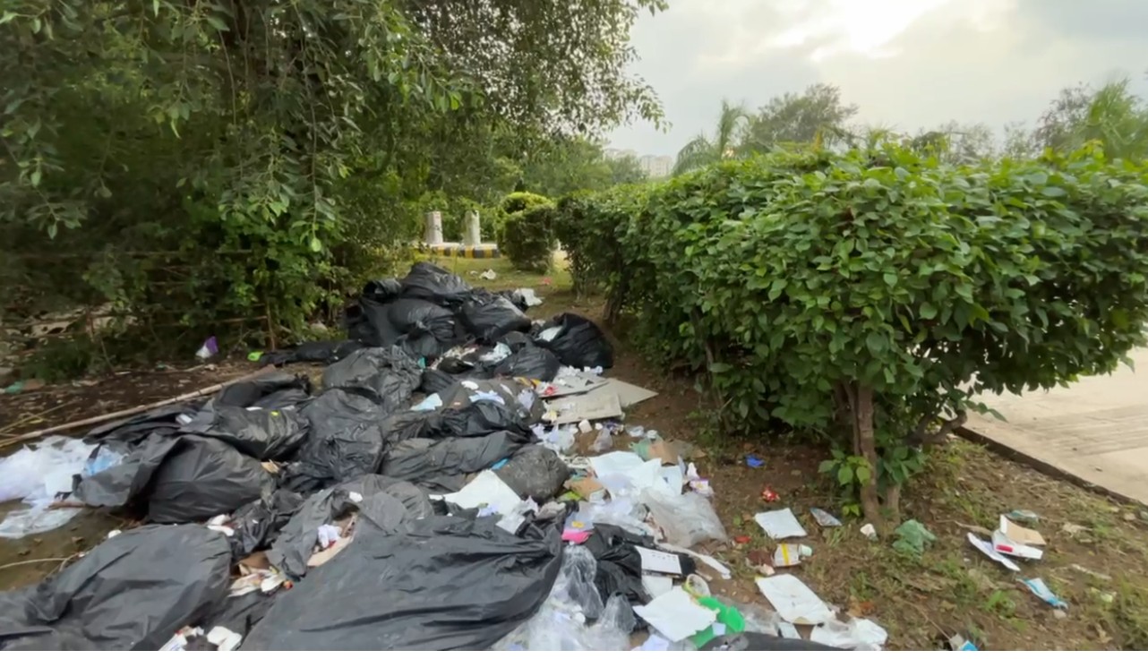 ગોત્રી ગાર્ડનમાં સ્ટર્લિંગ હોસ્પિટલ દ્વારા બાયો મેડિકલ વેસ્ટ નાખતા હોબાળો