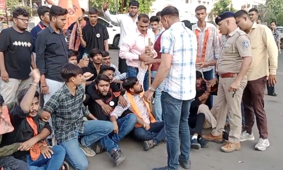 ABVP દ્વારા અમિત નગર સર્કલ પાસે વિરોધ પ્રદર્શન કરાયું