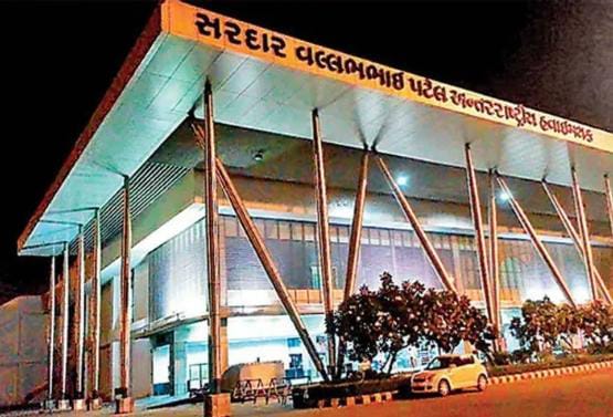 અમદાવાદ એરપોર્ટ અને સુરતમાં બે શાળાને બોમ્બથી ઉડાડી દેવાની ધમકી