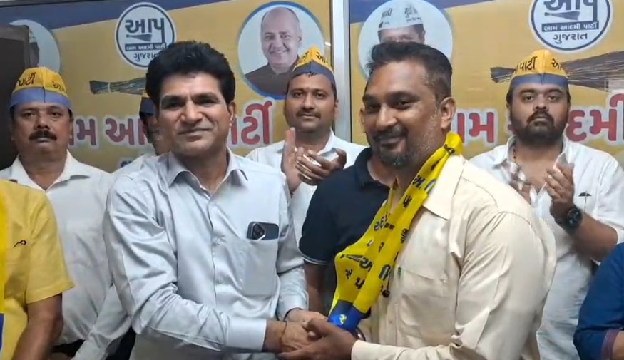પ્રદેશ પ્રમુખ ઇસુદાન ગઢવી હાજરીમાં વિવિધ પાર્ટીના લોકો આમ આદમી પાર્ટીનો ખેસ  ધારણ કર્યો 