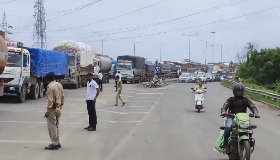 જામ્બુવા બ્રિજ  પાસે દરરોજ કલાકો સુધી ટ્રાફિક જામના દ્રશ્યો જોવાય છે