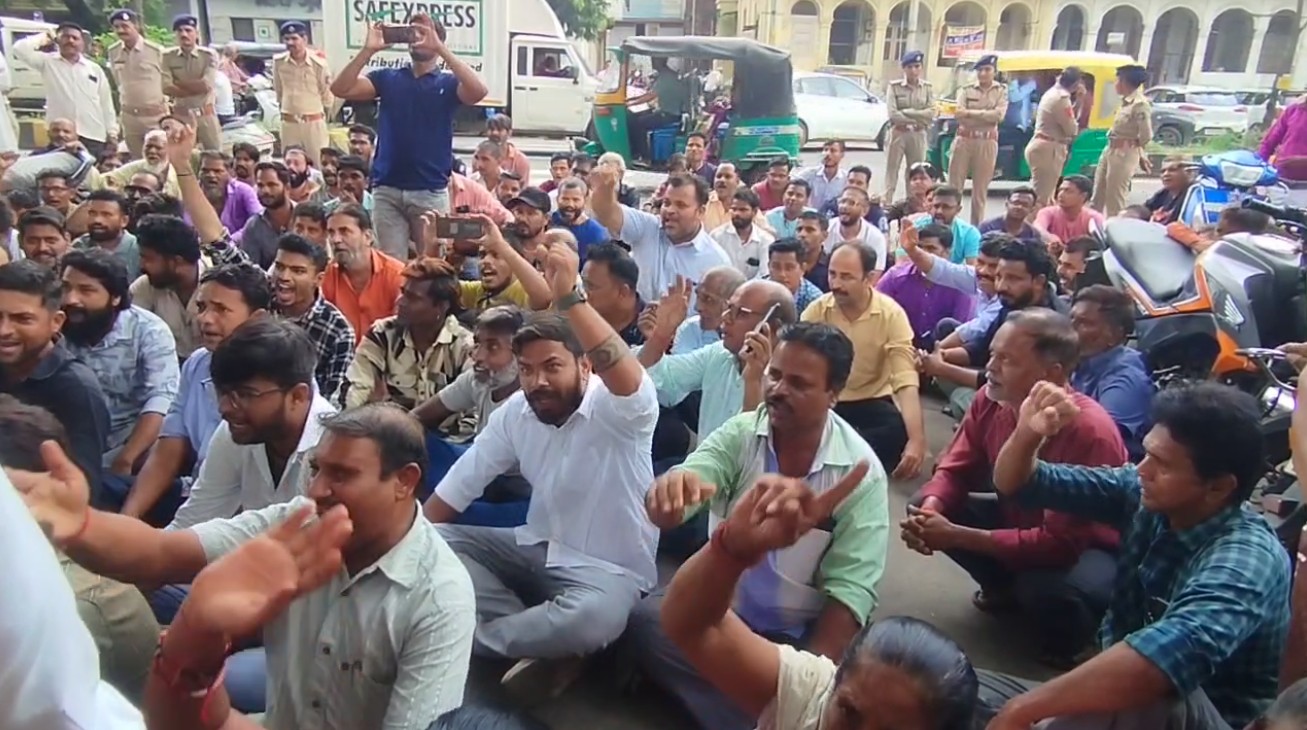 વોર્ડ નંબર 17 માં આવેલા લારી ગલ્લા ધારકો વડોદરા પાલિકા ખાતે આવી પહોંચ્યા