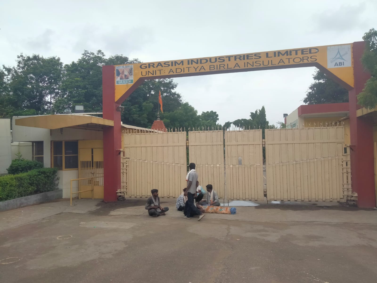 આદિત્ય બિરલા ગ્રુપની ગ્રાસિમ ઇન્ડસ્ટ્રીઝમાં કામદારનું મોત થતા પરિવારજનો મૃતદેહને ગેટની બહાર મૂકી આક્ષેપો સાથે હોબાળો મચાવી વળતરની કરી માંગણી 