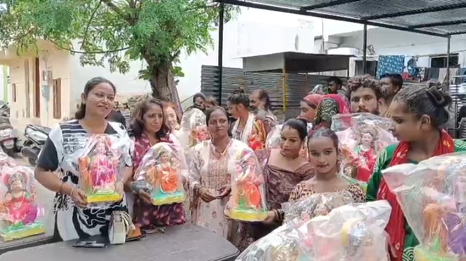 ડભોઇ રોડ ખાતે સામાજિક કાર્યકર દ્વારા દશામાની મૂર્તિનું નિઃશુલ્ક વિતરણ કરવામાં આવ્યું   