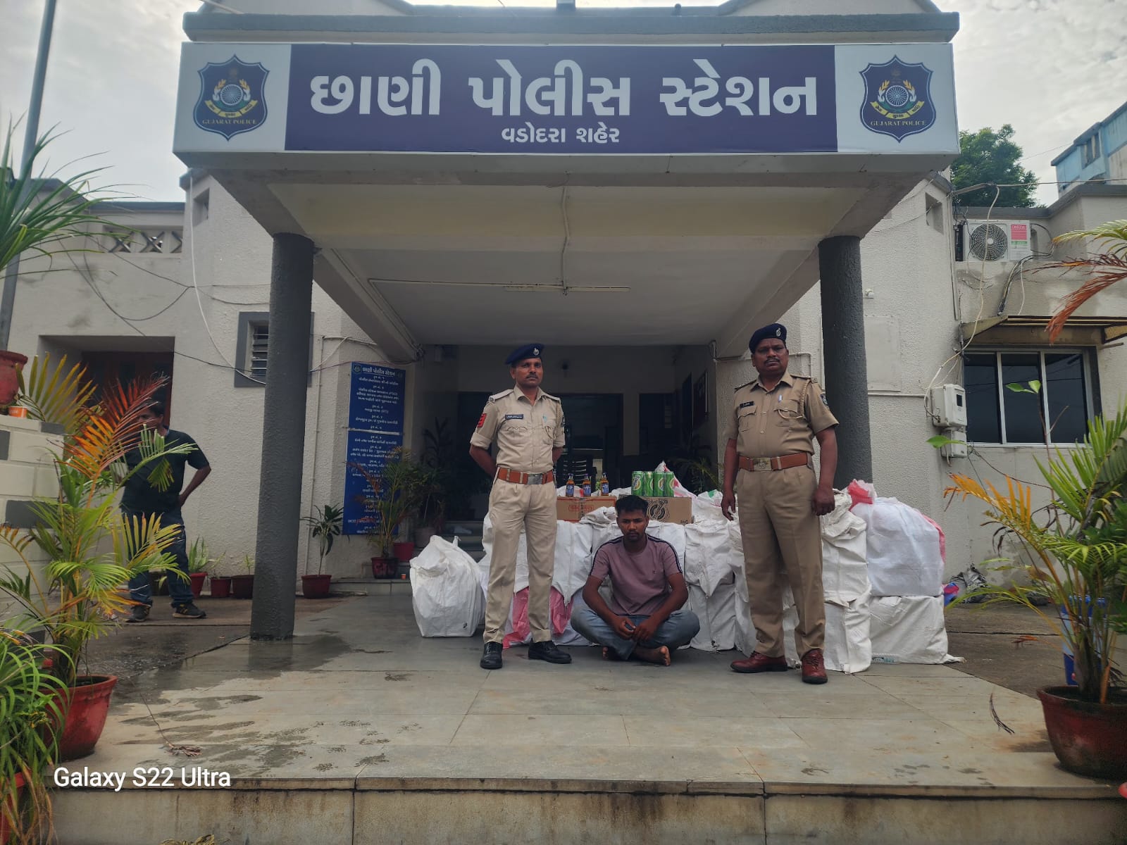 દશરથ આઈ.ટી.આઈ વિસ્તારમાં મોટા કન્ટેનરમાં વિદેશી દારૂ બિયરનો જથ્થો 46.24 લાખ ઉપરાંત મુદ્દા માલ કબજે કરી એક ઈસમની ધરપકડ કરી હતી.