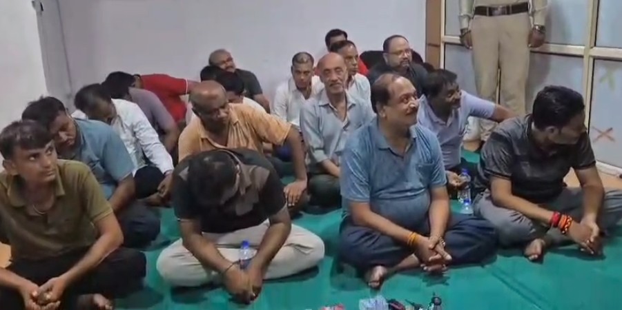 રાણીપમાં પીસીબીનાં દરોડા 8 જુગારી પાંચ લાખ રૂપિયા સાથે ઝડપાયા