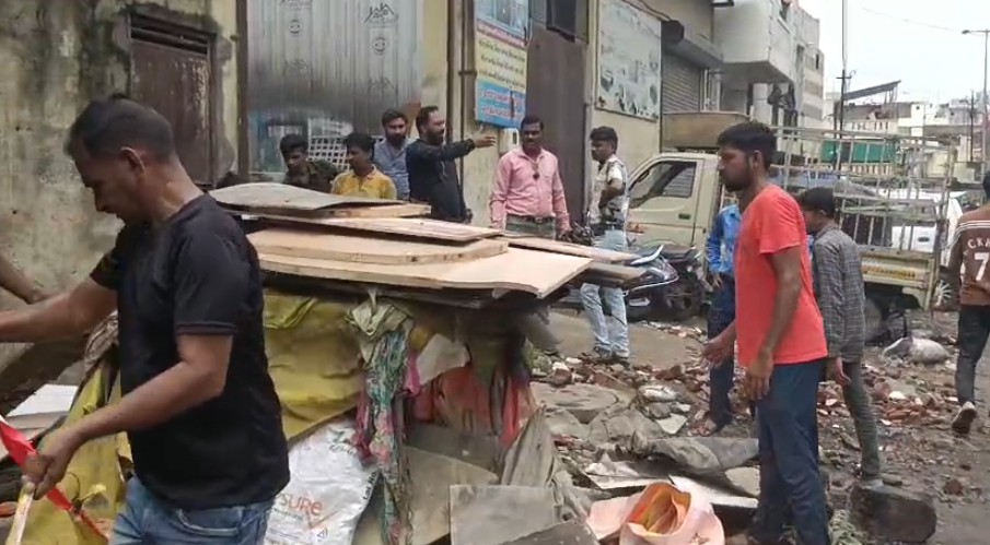 વડોદરા મહાનગર પાલિકાની દબાણ શાખાની ટીમ દ્વારા દબાનો દૂર કરાયા 