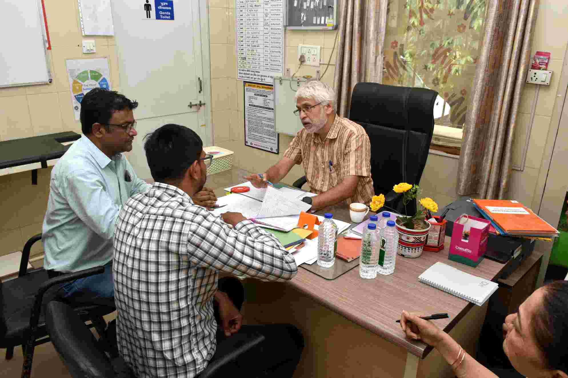 રાષ્ટ્રીય માનવ અધિકાર પંચના સ્પેશિયલ મોનિટર ડો. પ્રદિપ્તા કુમાર નાયકે કાયાવરોહણ અને બાપોદ પ્રાથમિક આરોગ્ય કેન્દ્રની મુલાકાત લીધી