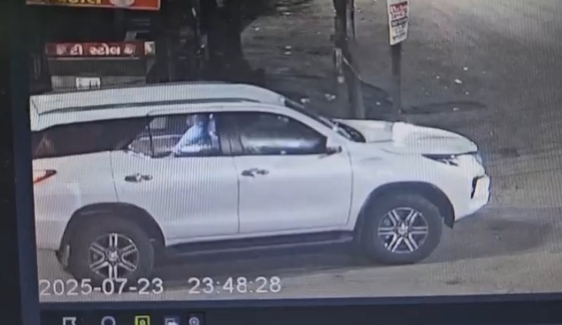 બાપુ' હોટલમાં જમવાનું ન મળ્યું તો માલિકને ઘરે જઈ ચાકુના ઘા માર્યા!  હવે પોલીસે નશો અને રુવાબ ઉતાર્યો