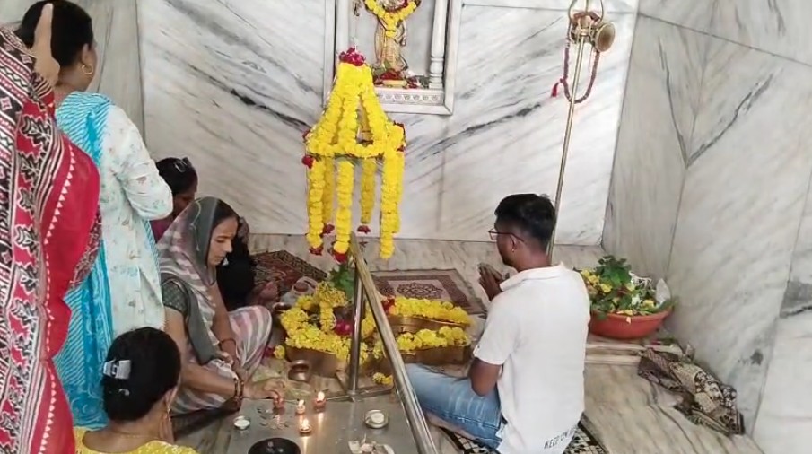 માંજલપુર વિસ્તારમાં આવેલા શ્રી કુબેરેશ્વર મહાદેવ મંદિર ખાતે મોટી સંખ્યામાં શિવ ભક્તોનો માનવ મહેરામણ જોવા મળ્યો