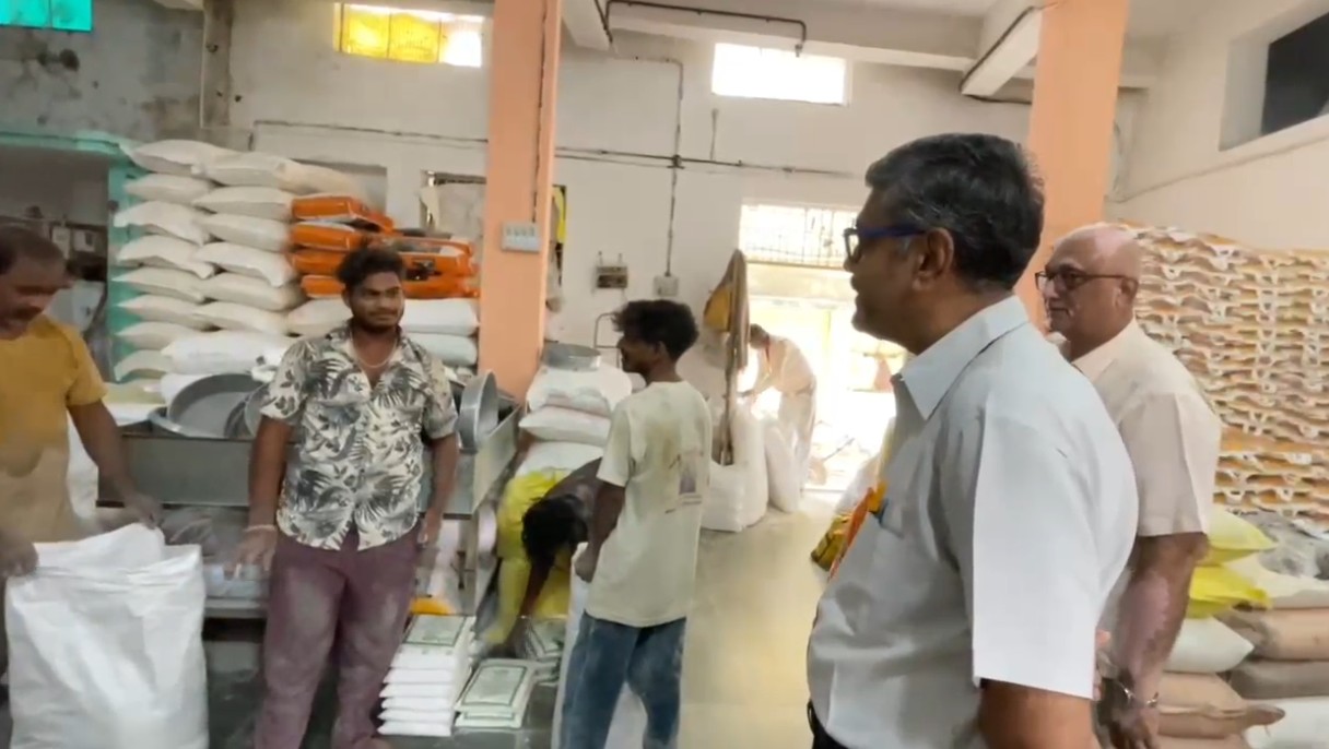 શ્રાવણ માસની શરૂઆત થતા આરોગ્ય વિભાગના ફરાળી વેંચતા વેપારીઓને ત્યાં દરોડા