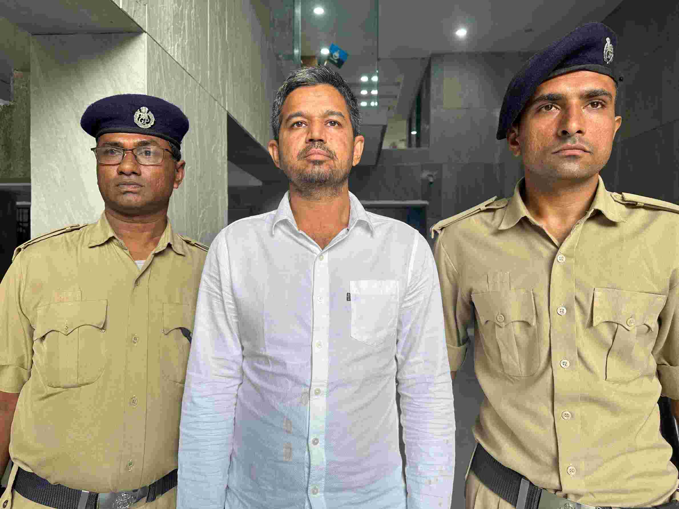 15 લાખની લાંચના ગુનામાં એસએમસીના પોલીસ કર્મી સાજણ આહીર સામે ગુજસીટોકનો પણ ગુનો નોંધાશે