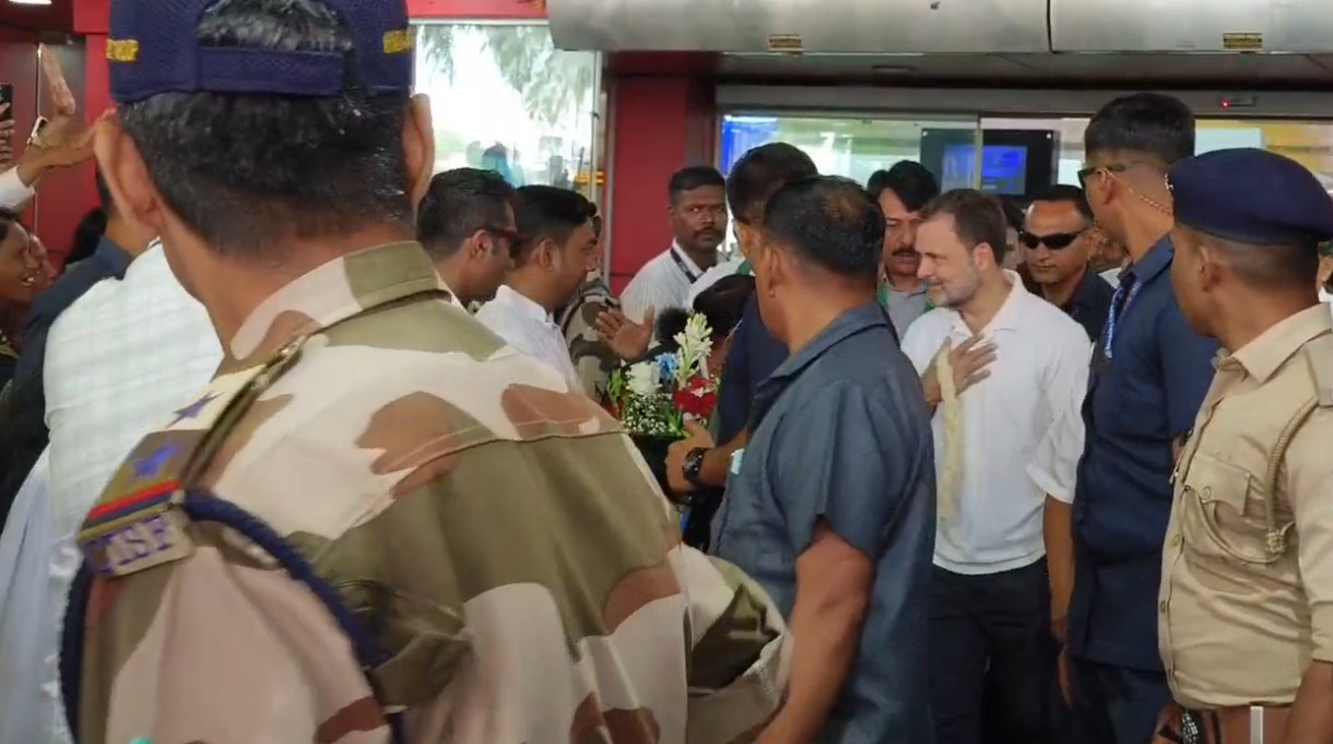 રાહુલ ગાંધી વડોદરા એરપોર્ટ પહોચ્યાં! અગ્રણી કાર્યકરો ઉમટયા!