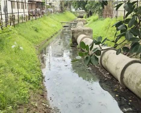 વડોદરા દાંડિયા બજાર લકડી પુલ પાસે ગાયકવાડી શાસન વખતનો  વરસાદી કાંસ સાફ કરાયો નથી