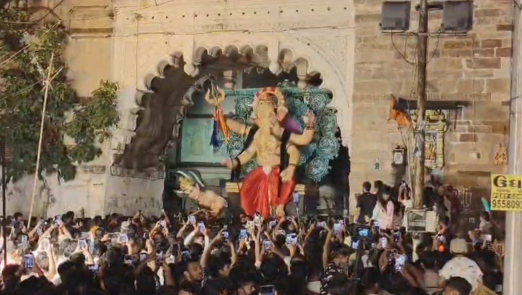 શહેરમાં સૌ પ્રથમ ગણપતિની વાજતે ગાજતે આગમનયાત્રામા માનવ મહેરામણ ઉમટ્યું 