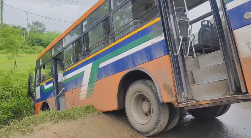 વાઘોડિયા થી વડોદરા દોડતી વીંટકોસ બસના ડ્રાઇવર એ આગળ ચાલતા બાઇક ચાલક દંપતિને અડફેટે લીધા 