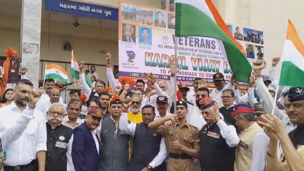 અખિલ ભારતીય વેટરન્સ સંગઠન દ્વારા કારગીલ વિજય દિવસની ઉજવણી કરી રેલી કાઢવામાં આવી 