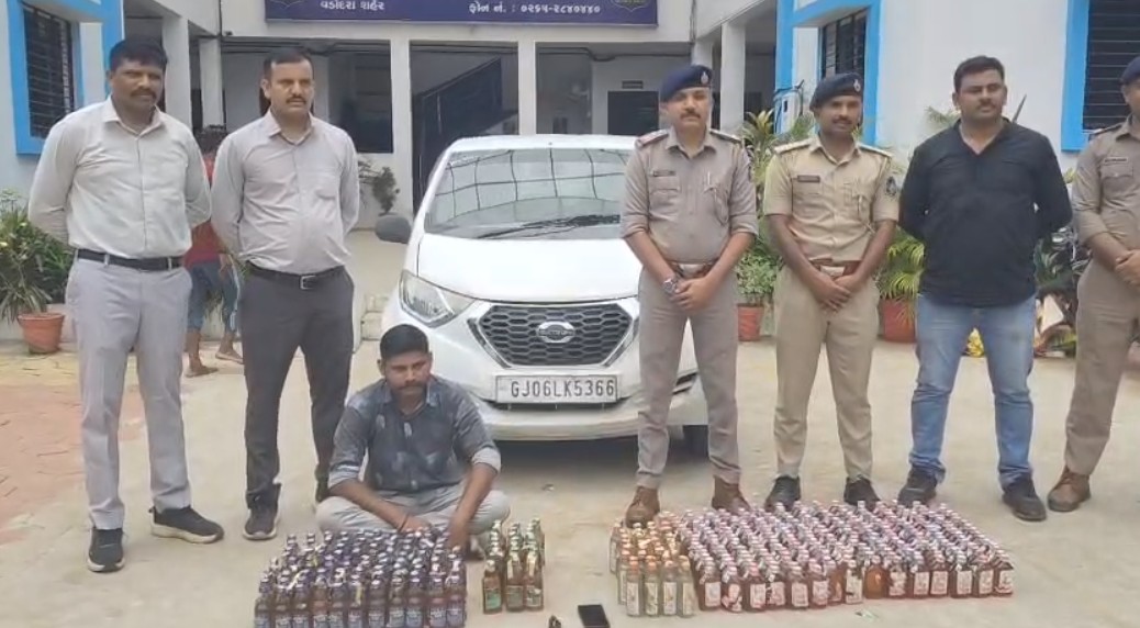 ફોરવ્હિલ કાર તથા જમીનમા સંતાડી રાખેલ ઇંગ્લીશ દારૂના જથ્થા સાથે એક ઇસમની ધરપકડ