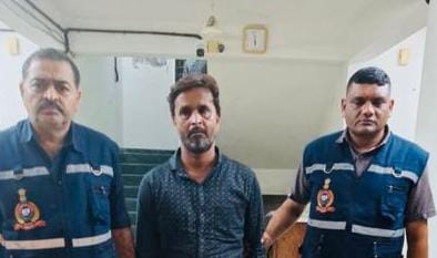 એફઆઇઆર માં નામ ન નોંધવા અને વરઘોડો નહીં કાઢવાના મુદ્દે ત્રણ લાખની લાંચ લેતા વચ્ચેટિયો ઝડપાયો, ખંભાતના પીએસઆઇ ફરાર