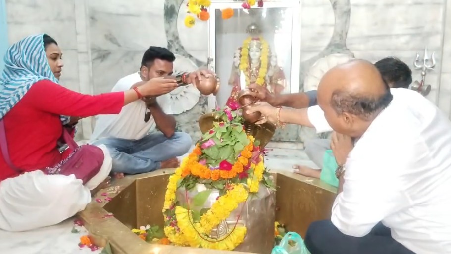 પવિત્ર શ્રાવણ માસનો પ્રથમ સોમવારે કરો હરણી સ્થિત મોટનાથ મહાદેવના મંદિરે ભક્તોની ભીડ