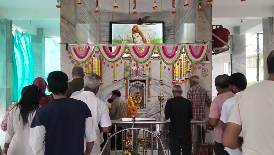 માંજલપુર શ્રી કુબેરેશ્વર મહાદેવ મંદિર ખાતે શિવ ભક્તો દ્વારા મહાદેવની પૂજા અને જળ અભિષેક કરવામાં આવ્યો...