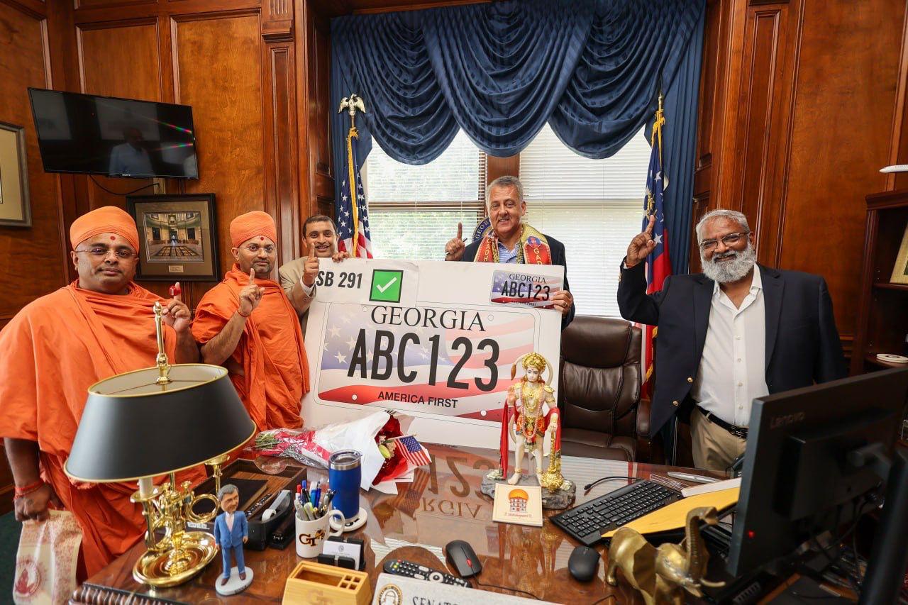 હરિપ્રકાશદાસજી સ્વામીએ જ્યોર્જિયા સ્ટેટ સેનેટમાં પધરામણી કરી, સેનેટર સ્ટીવ ગૂચ સાથે મુલાકાત કરી.