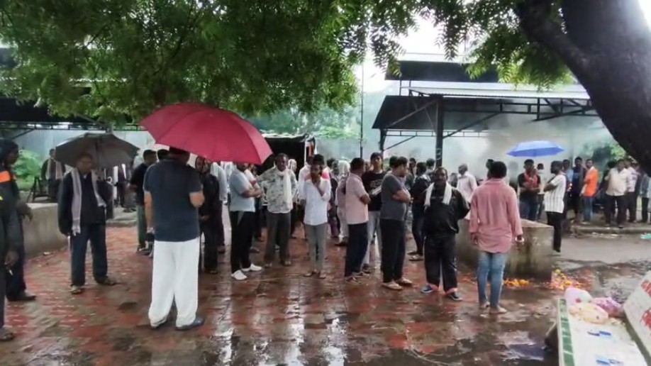 અંતિમ ક્રિયા માટે આવેલી ડેડબોડીને કલાકો સુધી ઊભું રહેવું પડે છે!!