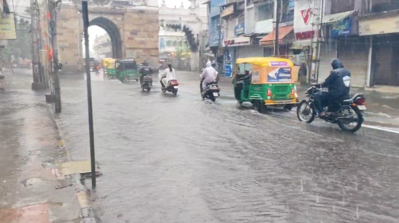 વડોદરામાં મેંઘ મહેર : સવારથી વર્ષી રહ્યો છે વરસાદ