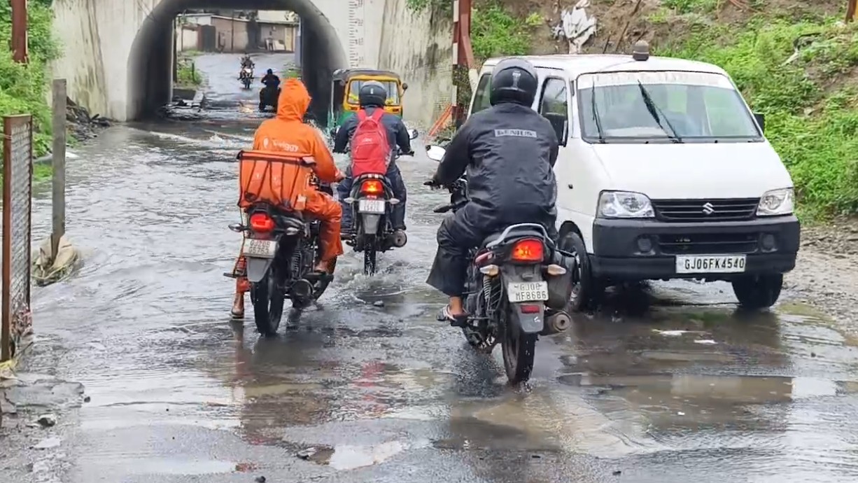 નટરાજ ટાઉનશિપ પાસે આવેલ ઘરનાળે પાણી ભરાવાની સમસ્યા ઉભી થઈ