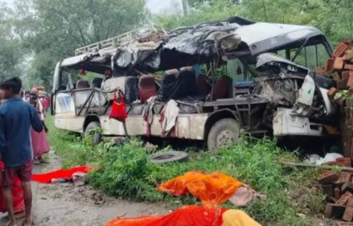 બસ અને ટ્રક વચ્ચે ભયાનકઅકસ્માત ૧૮ શ્રદ્ધાળુના મોત ૨૦ લોકો ઘાયલ