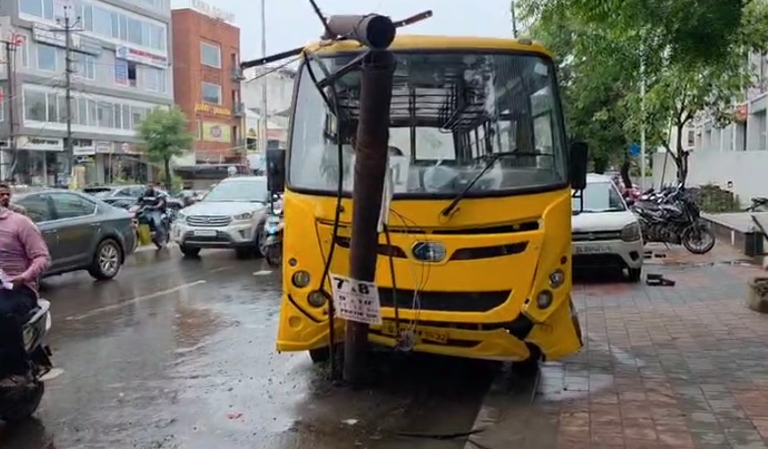 દિવાળીપુરામાં નવી કોર્ટ નજીક નવરચના ઇન્ટરનેશનલ સ્કૂલની બસની બ્રેક ફેલ થતાં ખળભળાટ