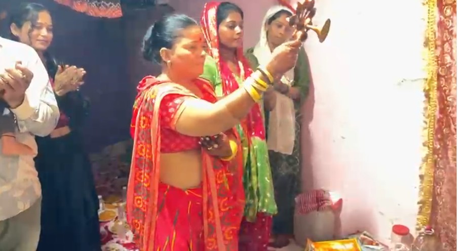 કુંભાવાડા વિસ્તારમાં છેલ્લા 46 વર્ષ થી નાના ઘરમાં દશામાંની વિશાળ મૂર્તિ બેસાડતા ઉજળીબેન