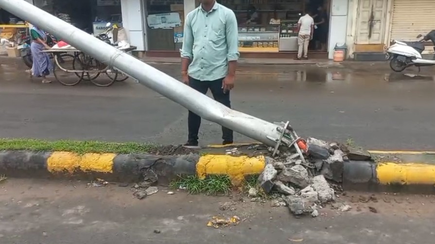 વારસિયા વિસ્તારમાં કોર્પોરેશનનું JCB થાંભલા સાથે ધડામભેર અથડાયું.