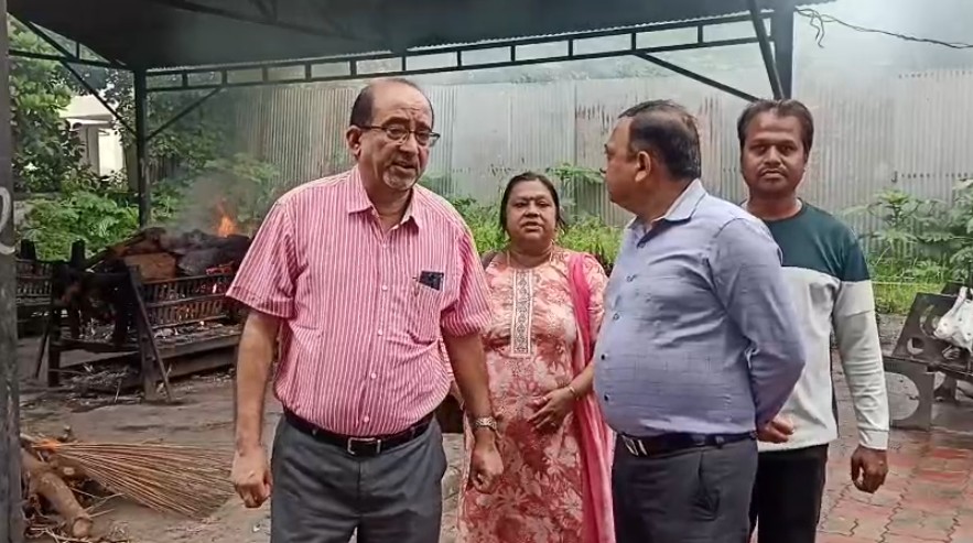 સ્મશાનમાં સુવિધાઓને લઈને વિવાદ સર્જાતા ચેરમેન ડોક્ટર મિસ્ત્રી ઘાસવાળી સ્મશાને ઓચિંતી મુલાકાતે પહોંચ્યા