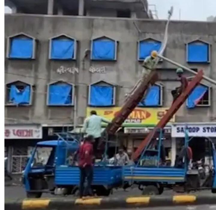 પાલિકાના જેસીબી મશીનનો ડ્રાઇવર મોબાઇલમાં વ્યસ્ત :ઇલેક્ટ્રીક થાંભલા સાથે જોરદાર અથડાયો