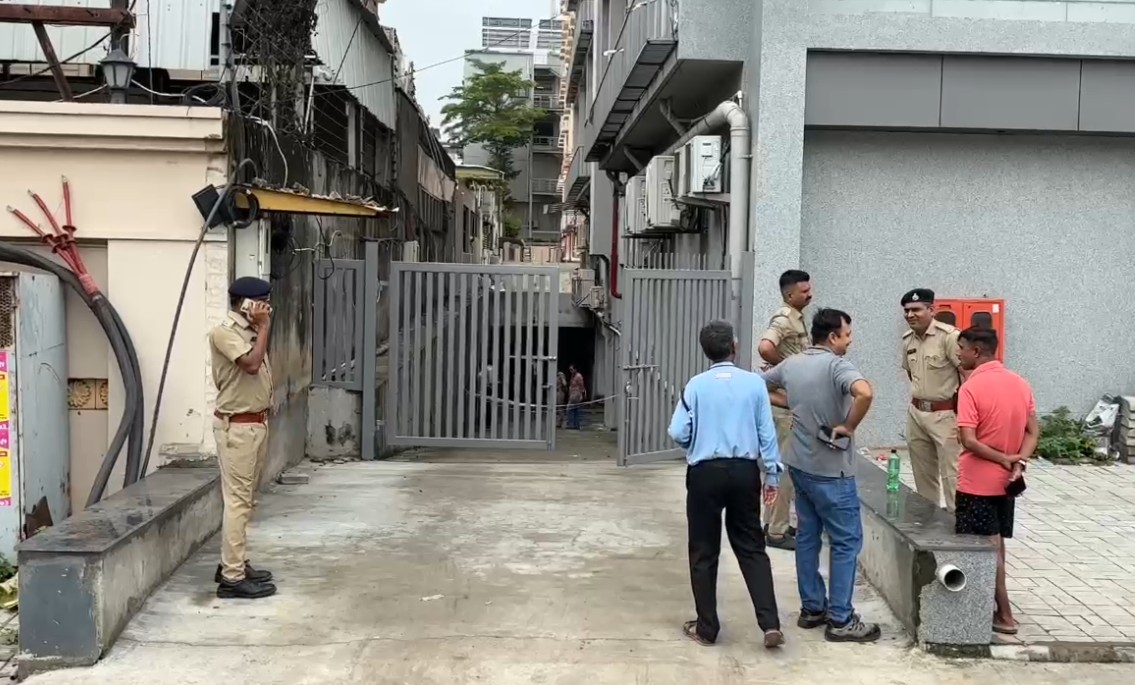 લક્ષ્મીપુરામાં યુવતીનો મૃતદેહ મળ્યો! એપાર્ટમેન્ટ પરથી છલાંગ લગાવી હોવાની પ્રાથમિક માહિતી 