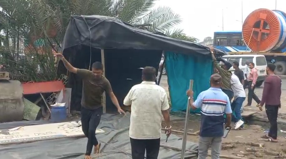 ગોલ્ડન ચોકડી ખાતે સતત ટ્રાફિકજામની સમસ્યા સર્જાતા પોલીસ અને મહાનગરપાલિકા દ્વારા તાત્કાલિક કાર્યવાહી હાથ ધરવામાં આવી      