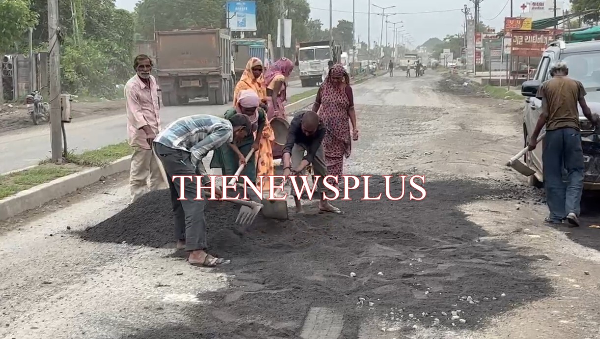 આર.એન્ડ.બિ.વિભાગ દ્વારા સાવલી પોલીસ સ્ટેશન થી લઇ પોઇચા ચોકડી સુધી ખાડા પુરાણ સરું કર્યું