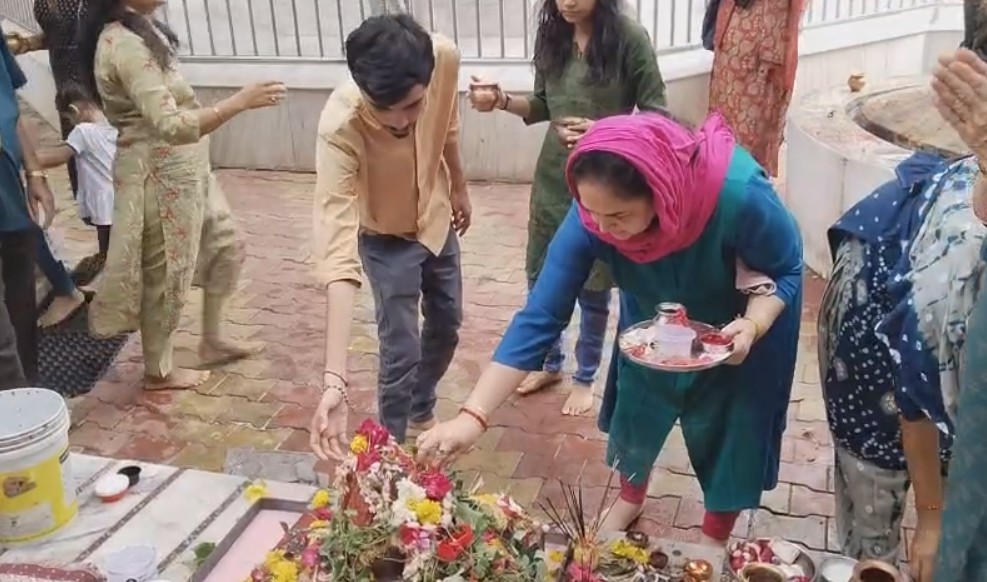 કુબેરેશ્વર મહાદેવ મંદિર ખાતે મહિલાઓએ શીતળા માતાની પૂજા અર્ચના કરી 