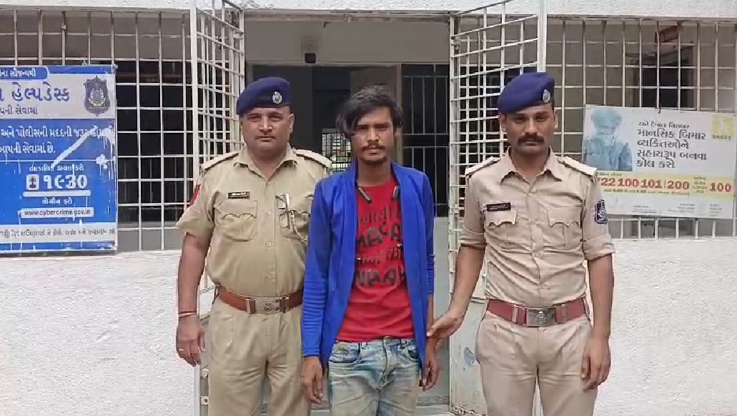 ધોળે દિવસે ભારદારી  વાહનો પર પ્રતિબંધ છતાં ડમ્પર દોડે છે!