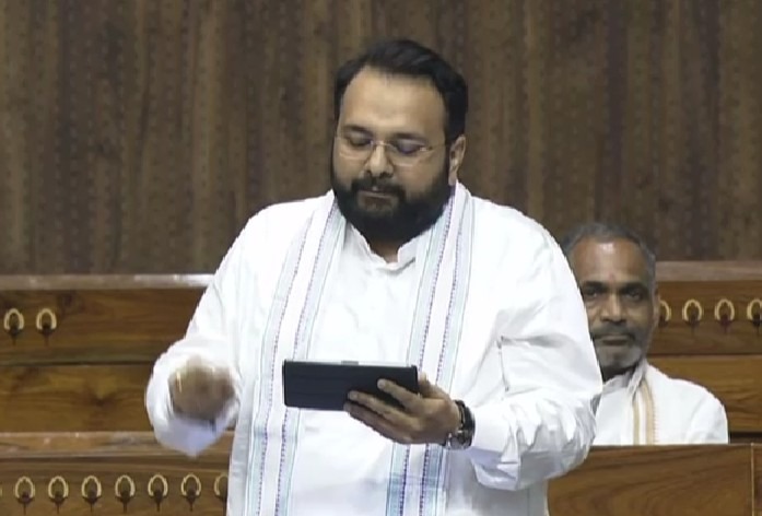 બે લીટીની ઇન્ટરનેશનલ એરપોર્ટના માંગણી સાંસદ આઇપેડમાં જોયા વગર કરી શકતા નથી...