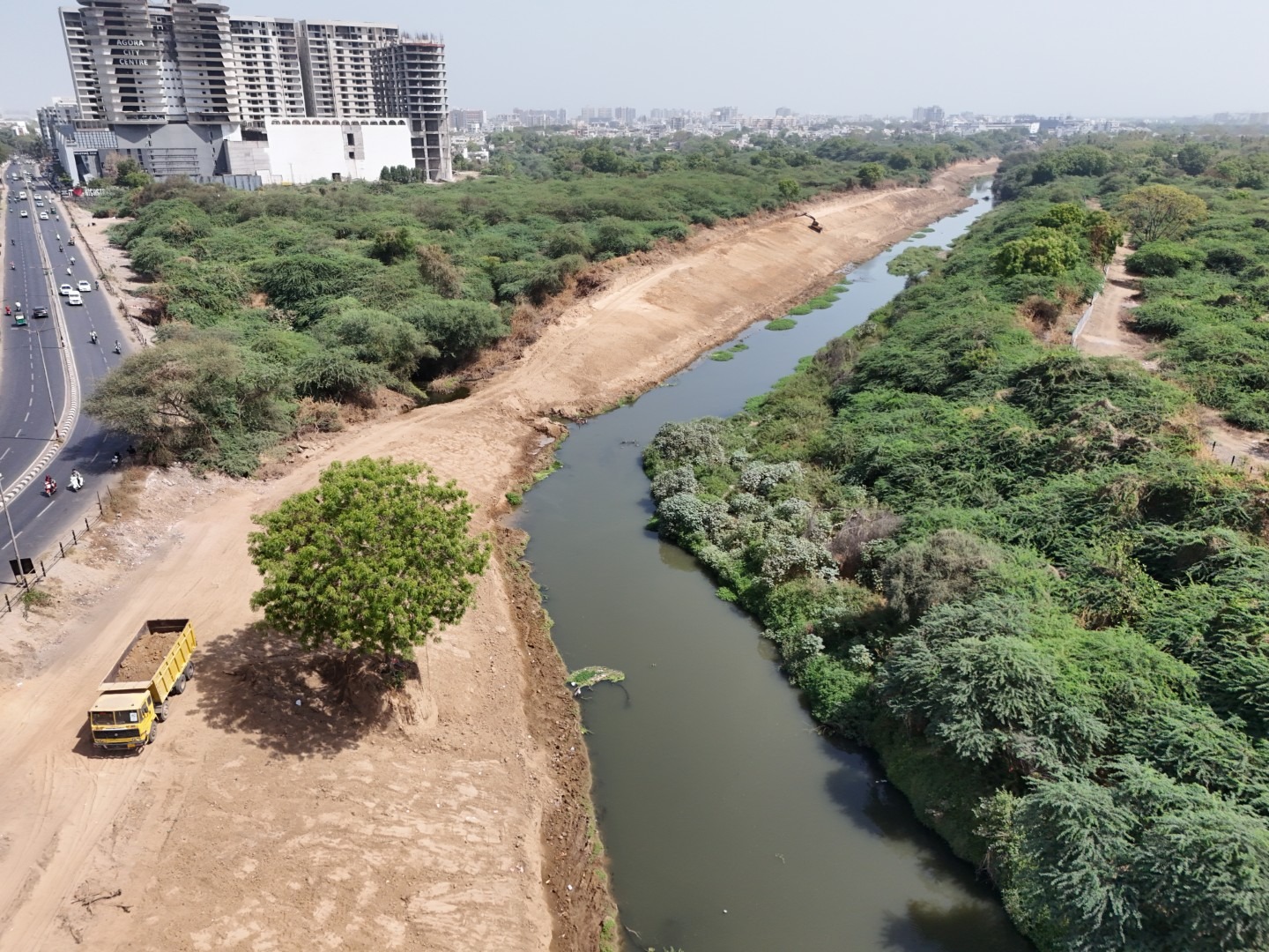 વિશ્વામિત્રીમાંથી કોર્પોરેશને ગેરકાયદેસર રીતે માટી કાઢી સગેવગે કરી હોવાની રજૂઆતથી ખળભળાટ...